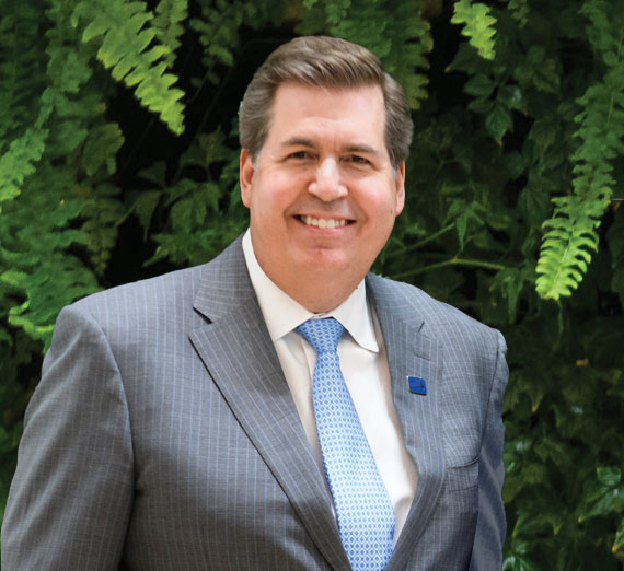 ゴンザガ大学没入型屋外学習プログラムのクライマーがシャロンの岩の頂上に立つ。