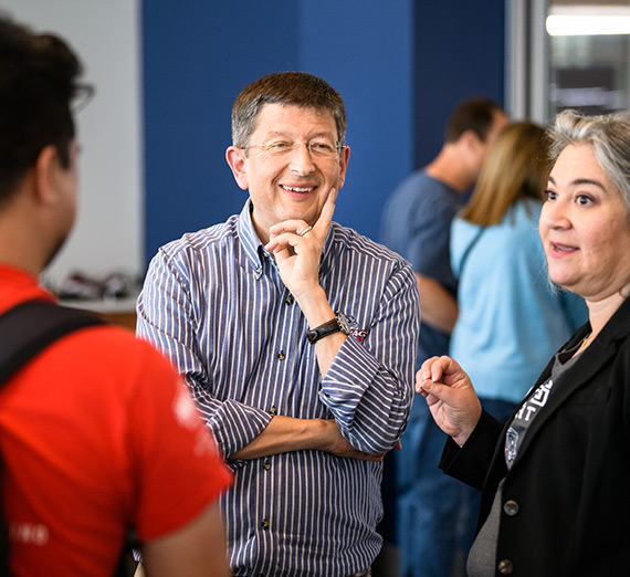 ゴンザガ大学没入型屋外学習プログラムのクライマーがシャロンの岩の頂上に立つ。